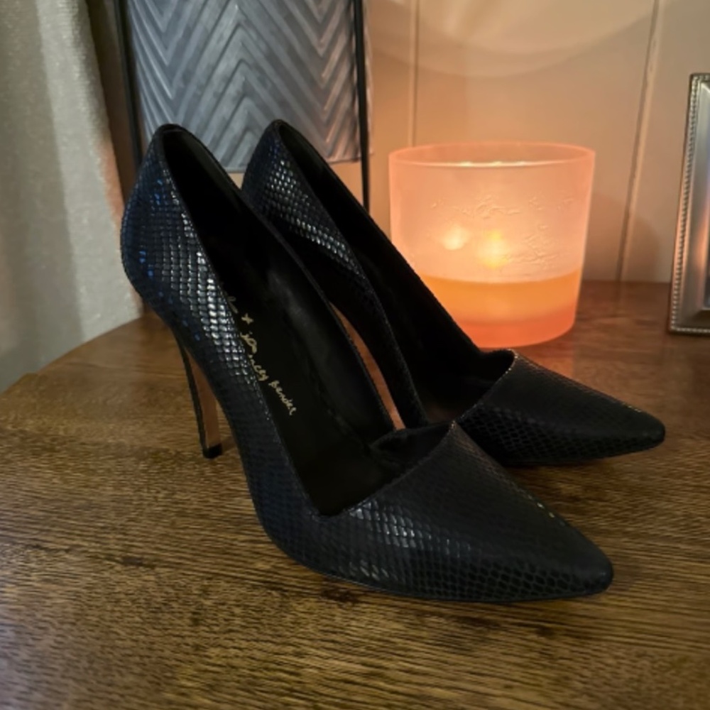 Alice + Olivia Black Snakeskin Pumps – Size 38.5 (Vero Cuoio)